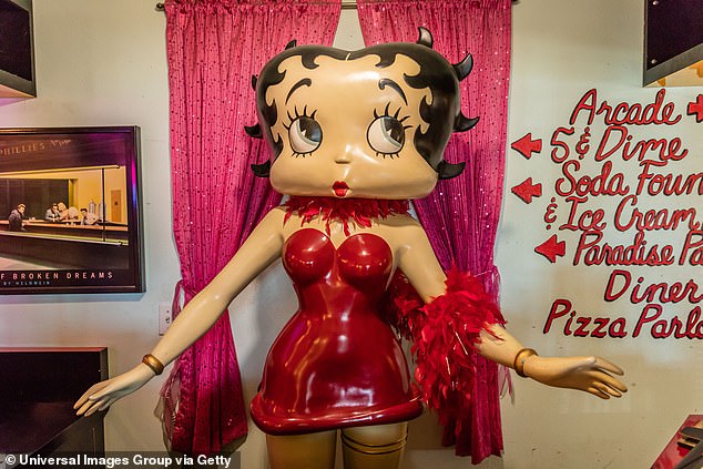 غالبًا ما تتكرر: Betty Boop هي شخصية أنشأها ماكس فلايشر والتي ظهرت لأول مرة في عام 1930 وظهرت في 90 فيلمًا كارتونيًا مسرحيًا حتى عام 1939