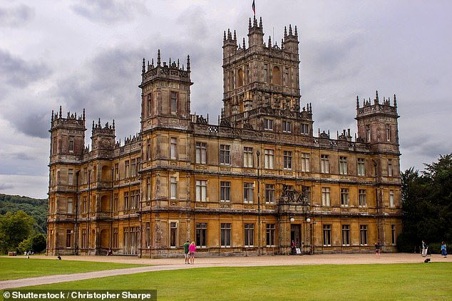 قد يبدو أن Downton Abbey ليس لديه الكثير من القواسم المشتركة مع أحجار Weatherfield، ولكن تدور أحداث المسلسل المنزلي الفخم في شمال إنجلترا بسبب الشعبية المستمرة لشارع Coronation Street.