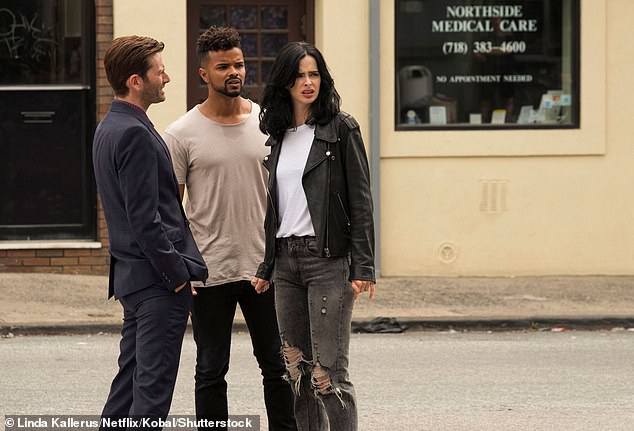 كما لعب دور البطولة في فيلم Marvel's Jessica Jones (في الصورة مع David Tennant وKrysten Ritter).