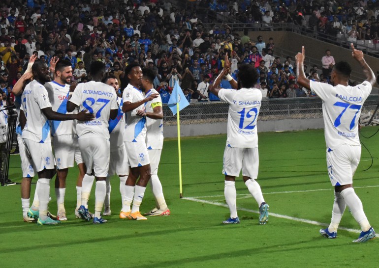 لاعبو الهلال يحتفلون بعد تسجيل هدف خلال مباراة المجموعة الرابعة لدوري أبطال آسيا 2023/24 بين فريق مومباي سيتي الهندي والهلال السعودي على ملعب دي واي باتيل في نافي مومباي في 6 نوفمبر 2023. (صورة بواسطة وكالة فرانس برس)