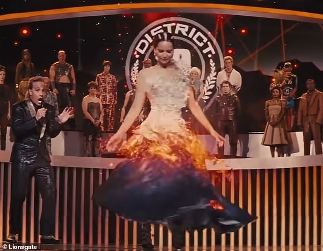 الإلهام: في الفيلم الثاني Catching Fire، ترتدي كاتنيس فستان زفاف يتحول إلى ثوب أسود بعد أن يشتعل من الأسفل