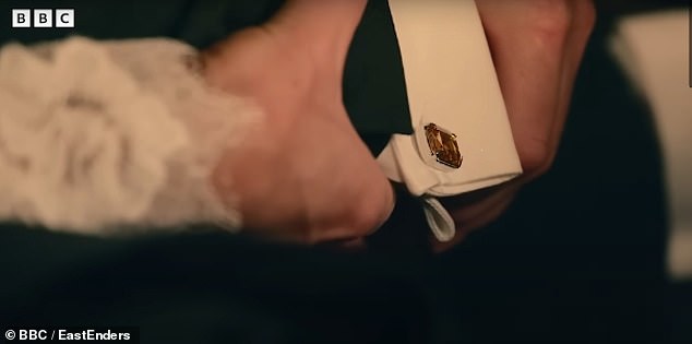 على مدار الأشهر العشرة الماضية، حصل المعجبون على أدلة صغيرة تلمح إلى هوية الشخصية الغامضة، ومن بين العلامات الواضحة وجود زوج من أزرار الأكمام التي تم إلقاء نظرة عليها على الجسم.