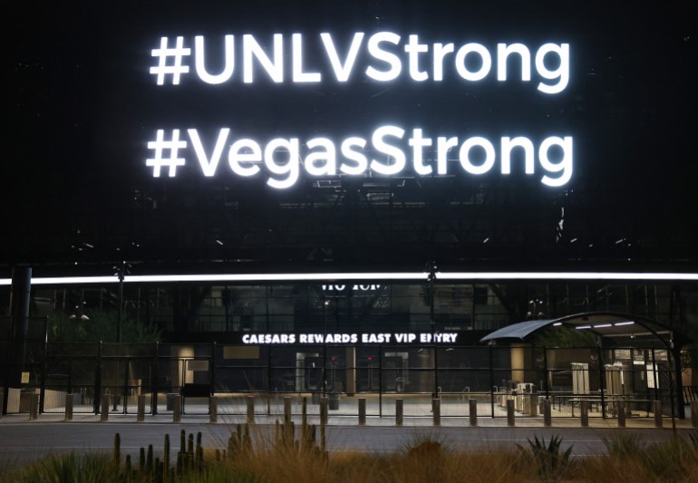   يتم عرض الرسالة التي تقول "#UNLVStrong #VegasStrong" في ملعب Allegiant في 06 ديسمبر 2023 في لاس فيغاس، نيفادا.