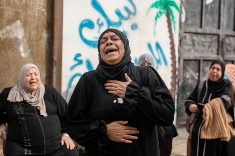 نساء فلسطينيات يبكون بعد الغارة العسكرية الإسرائيلية على مخيم نور شمس للاجئين في الضفة الغربية