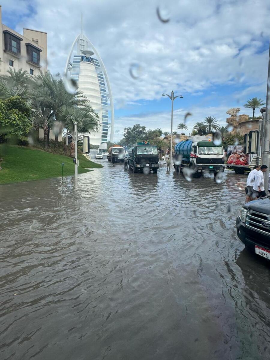 صهاريج المياه خارج برج العرب تضخ المياه من الطرق المغمورة.  تصوير: نسرين عبدالله