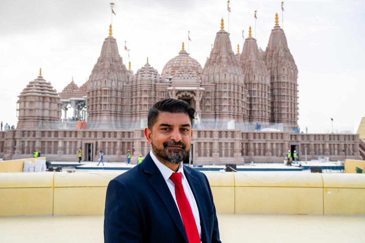 يقف فيشال أمام BAPS Hindu Mandir الذي تم افتتاحه حديثًا.  صورة KT: نيراج مورالي