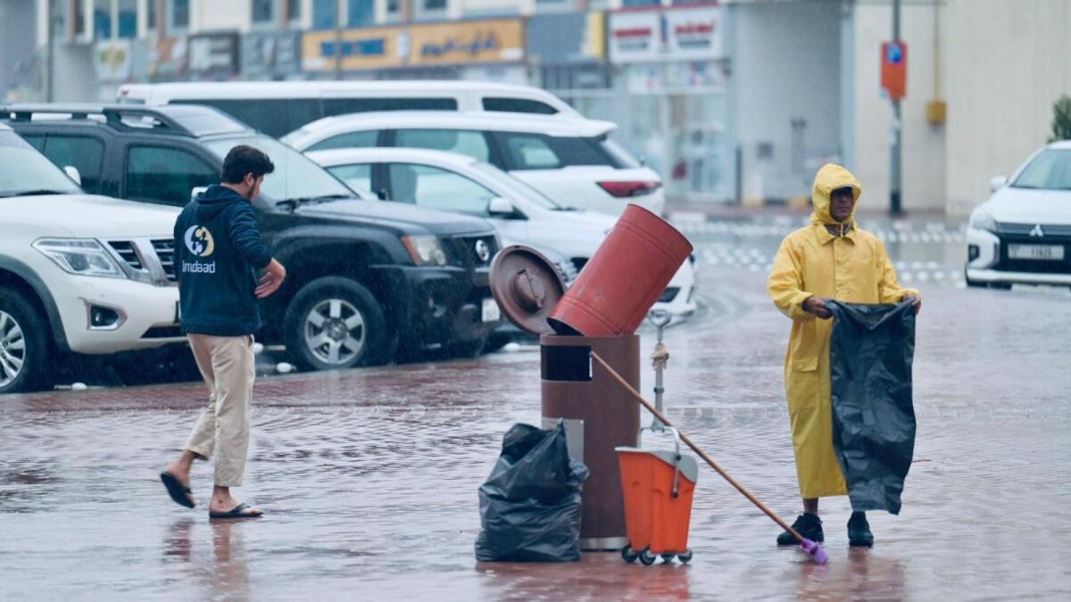 عامل بلدية في منطقة أم هرير في الكرامة بدبي يوم الثلاثاء.  الصورة: راهول جاجار