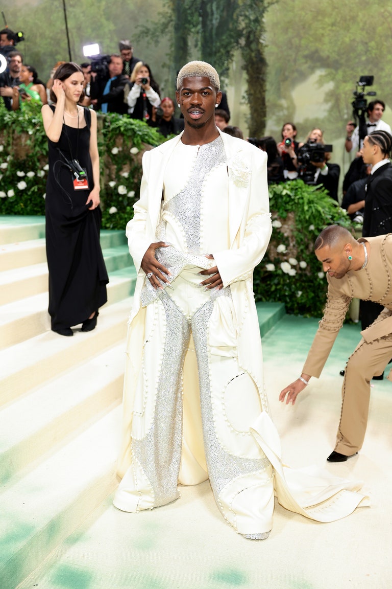 تم سكب Lil Nas X في 50,000 قطعة من كريستال سواروفسكي في حفل Met Gala لعام 2024