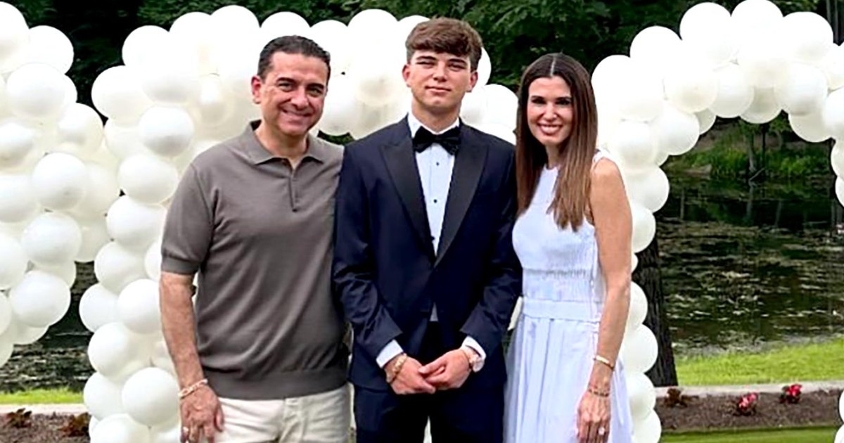 ماركو ، ابن بودي فالاسترو ، 17 عامًا ، يرتدي بدلة Dapper للحفلة الراقصة