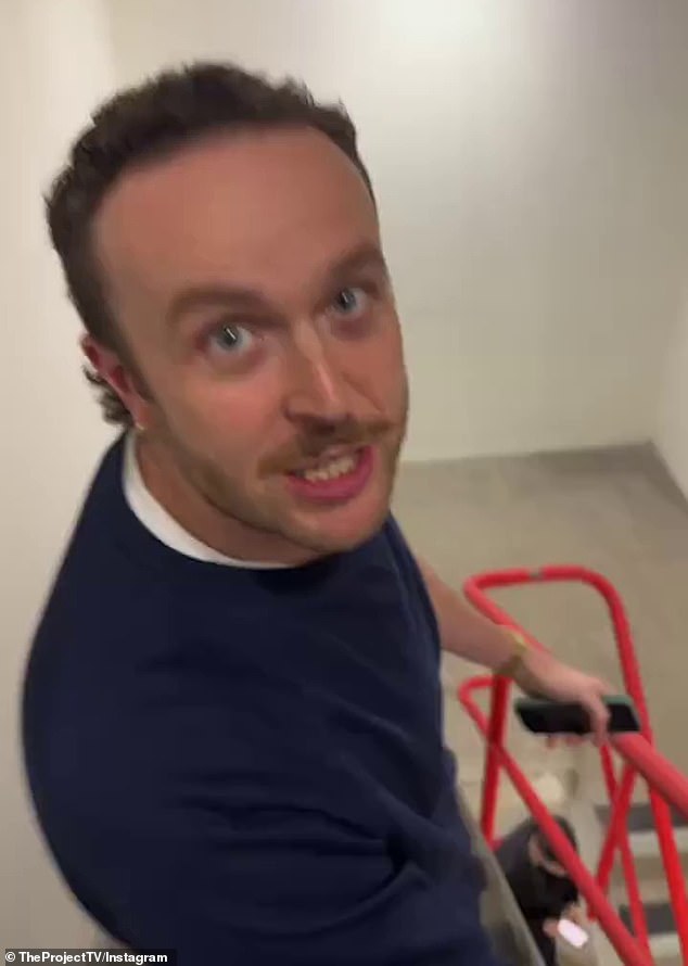 كشف المشروع على مواقع التواصل الاجتماعي عن انطلاق إنذار حريق في الاستوديو، مما أدى إلى توقف البرنامج بشكل مفاجئ مع إخلاء أفراد الطاقم للمبنى (في الصورة)