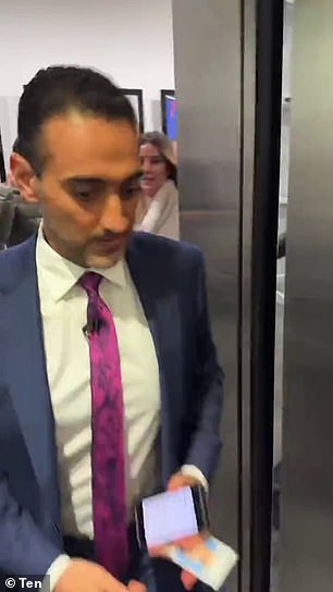 استمر البث المباشر بنفس الطريقة حيث تم إجلاء فريق المشروع بأكمله إلى حديقة قريبة