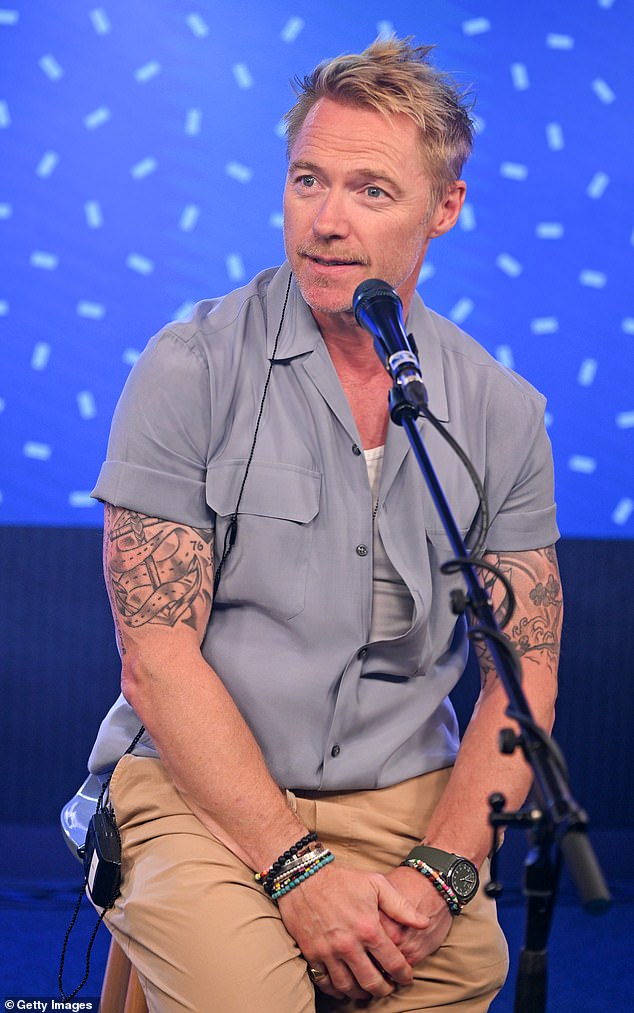 في يومه الأخير، بدا رونان عاطفيًا عندما صعد على المسرح لأداء أغنيته الريفية When You Say Nothing At All