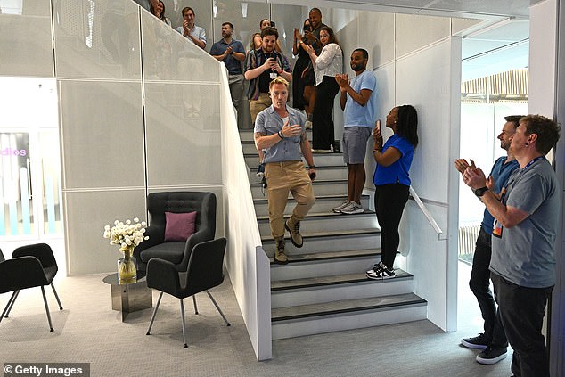 بعد أدائه، بدا المغني متأثرًا حيث صفق له أعضاء الطاقم أثناء خروجهم من المبنى.