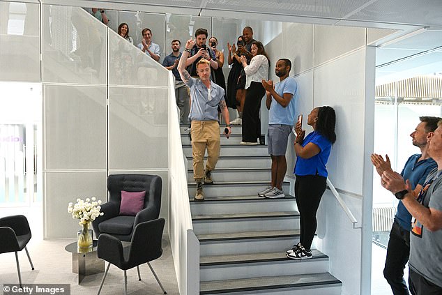 أعلن المغني الأيرلندي الشهر الماضي أنه سيتنحى عن برنامج Magic Radio Breakfast بعد سبع سنوات، وقد تم تكريمه بشكل كبير في برنامجه الأخير.