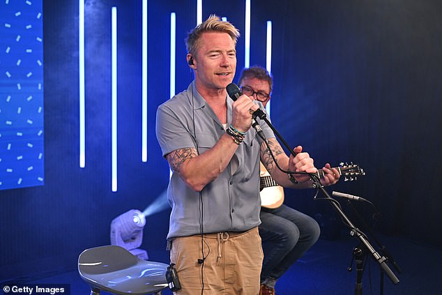 ولإكمال المظهر، ارتدى رونان بنطالًا من قماش الشينو باللون البيج بينما كان يغني من كل قلبه