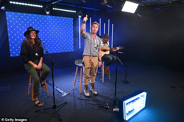 كما اختار أيضًا الارتقاء بالمظهر بزوج من الأحذية المصنوعة من جلد السويد