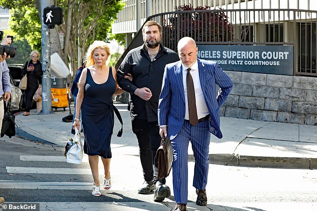 كان ويستون يسير متشابك الذراعين مع صديقه أثناء مغادرته المحكمة