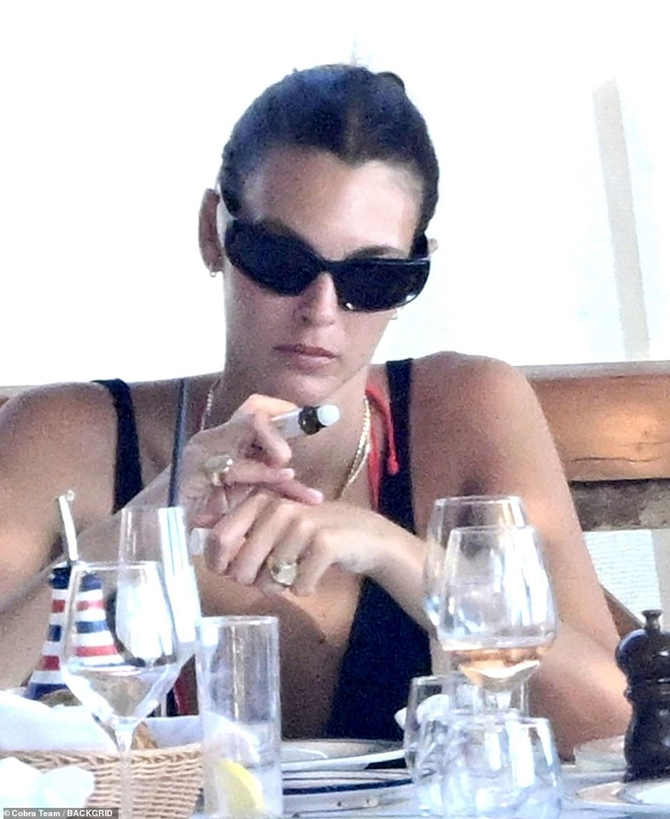 ارتدت فيتوريا خاتمًا مشابهًا على شكل قلب في إصبعها الصغير الأيمن