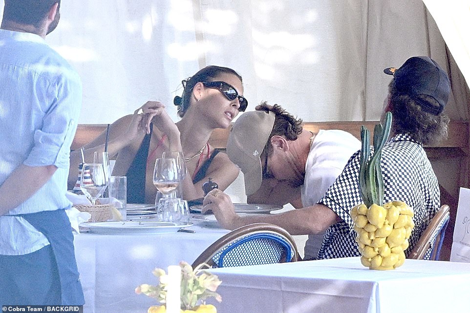 كان الزوجان يميلان في كثير من الأحيان إلى بعضهما البعض للتحدث مع بعضهما البعض