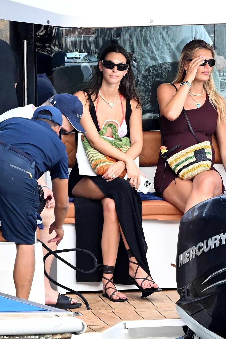 بعد الاستمتاع بأشعة الشمس، قررت فيتوريا الانتقال إلى الطرف الآخر من القارب لبعض الوقت في الظل