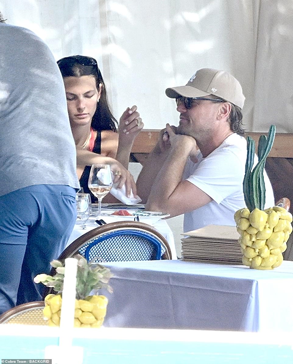 بدا ليوناردو مفتونًا تمامًا بالجمال الذي يرتدي البكيني