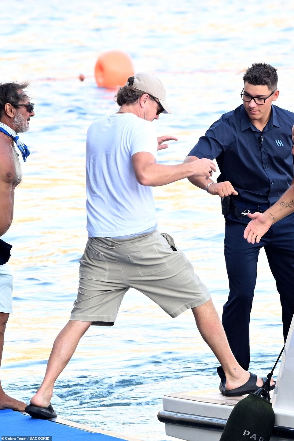 ليوناردو - الذي سيبلغ الخمسين من عمره في نوفمبر - قفز بعناية من الرصيف إلى القارب مرتديًا شورتًا قصيرًا من الكاكي وصندلًا