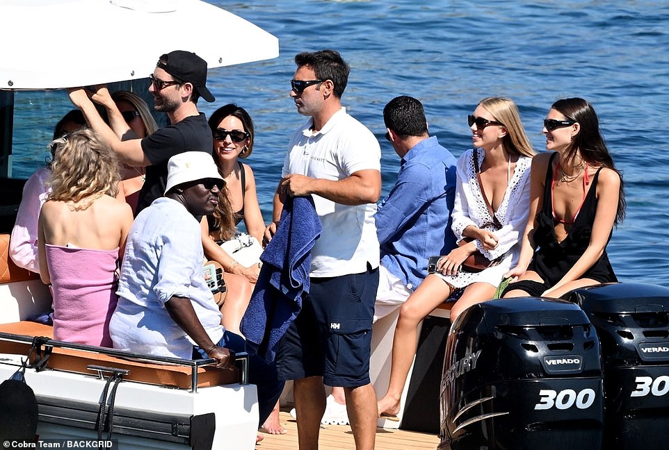 وانضم إليهم صديق ليوناردو المفضل توبي ماجواير، والعارضة البريطانية نيلام جيل، ونجم Entourage كيفن كونولي، ورئيس تحرير مجلة Vogue السابق إدوارد إينينفول، من بين ضيوف النخبة الآخرين.