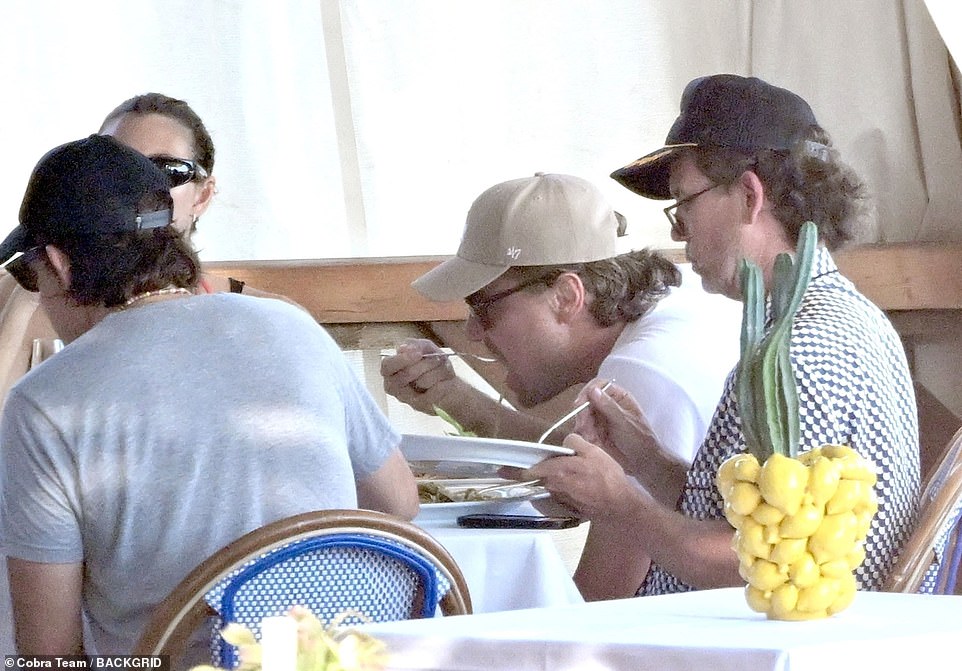 يبدو أن الخاتم على شكل قلب هو إضافة جديدة لمجموعة مجوهرات فيتوريا وقد جدد الاهتمام بفكرة ليوناردو - أشهر زير نساء في هوليوود - الذي استقر أخيرًا