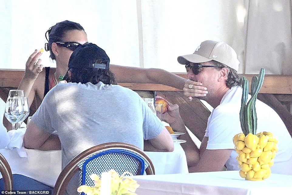 لكن أحد المطلعين قال لموقع TMZ في ذلك الوقت إن الزوجين لم يكونا مخطوبين وأنها كانت تمتلك ذلك الخاتم منذ عام 2022.