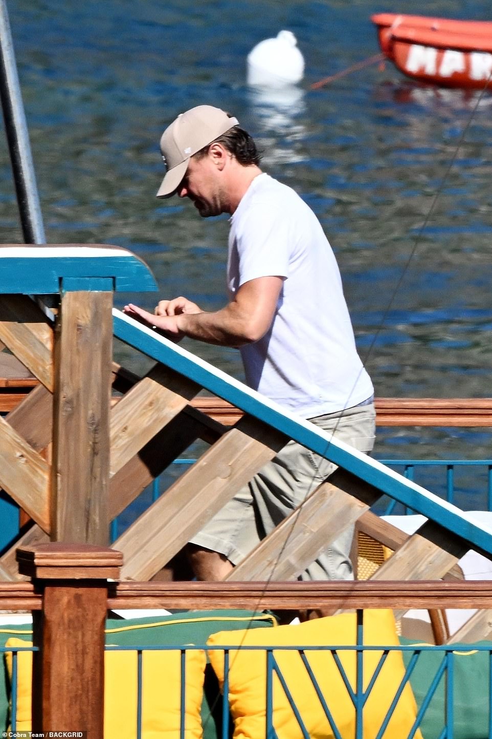 بدا ليو أنيقًا وغير رسمي في قبعة لوس أنجلوس دودجرز البيجية وقميصًا أبيض ونظارة شمسية