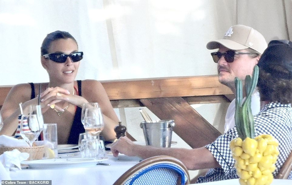 إلى جانب خواتمها المبهرة، زينت فيتوريا إطلالتها بقلادات سلاسل متعددة الطبقات وزوج كبير من النظارات الشمسية المصممة خصيصًا لها.