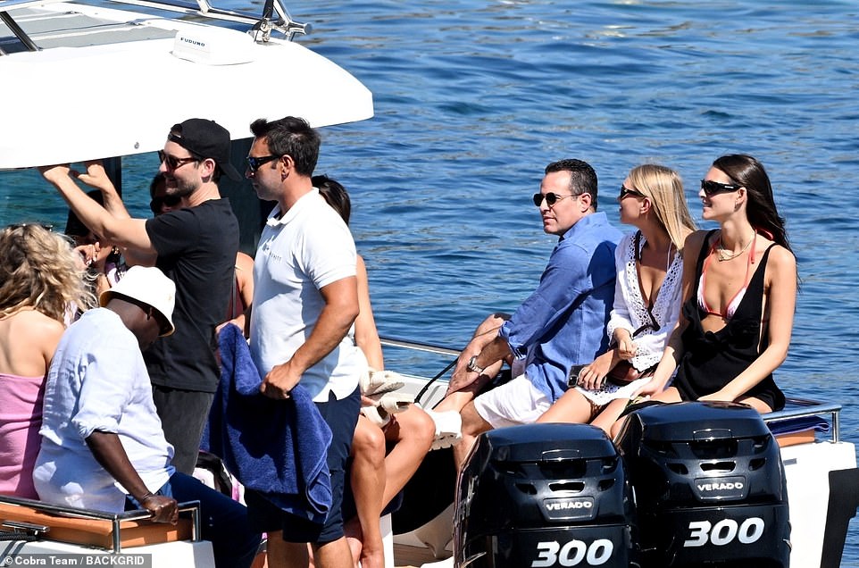 بدا الطاقم حريصًا على العودة إلى اليخت بعد الغداء