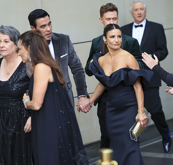 النجوم يستعدون للسير على السجادة الحمراء لحفل توزيع جوائز Logie Awards TV WEEK... آدا نيكوديمو وجيمس ستيوارت يستعدان لظهورهما الأول على السجادة الحمراء في حفل توزيع جوائز Logie Awards18 أغسطس 2024©MEDIA-MODE.COM