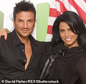 3. وقعت كاتي في حب بيت بجنون أثناء العرض وتزوجا في عام 2006