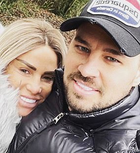 8. أعلنت كاتي خطوبتها على كارل في أبريل 2021 لكنهما انفصلا في عام 2023