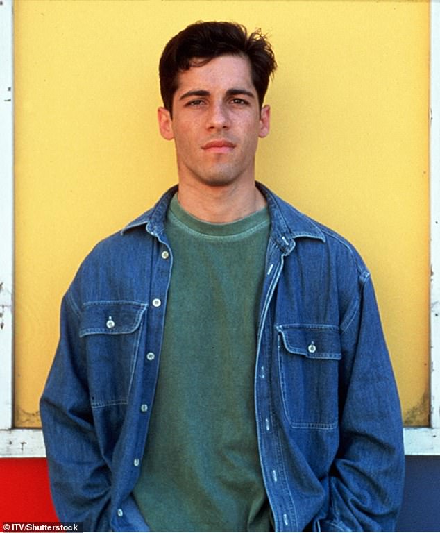 اكتسب أليكس شهرته بعد أن لعب دور الطالب المراهق 