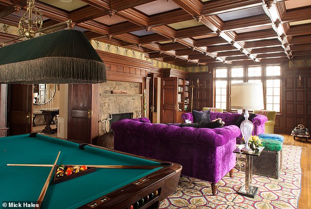 تم بناء Bluestone Manor على الطراز تيودور في عام 1902 ويتميز بأربع غرف نوم وستة حمامات ومسبح ومطبخ فاخر وغرفة بلياردو