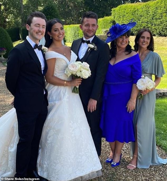 يأتي ذلك بعد أن عقد شين جونيور ومادي قرانهما أمام أقرب وأعز الناس إليهما في قاعة راشتون في كيترينج في يوليو 2022