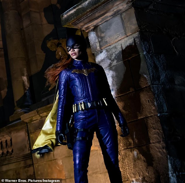 تم تأجيل فيلم Batgirl - بطولة ليزلي جريس - في عام 2022 من قبل الاستوديو لأسباب تتعلق بخفض التكاليف بعد أن تكلف إنتاجه 100 مليون دولار