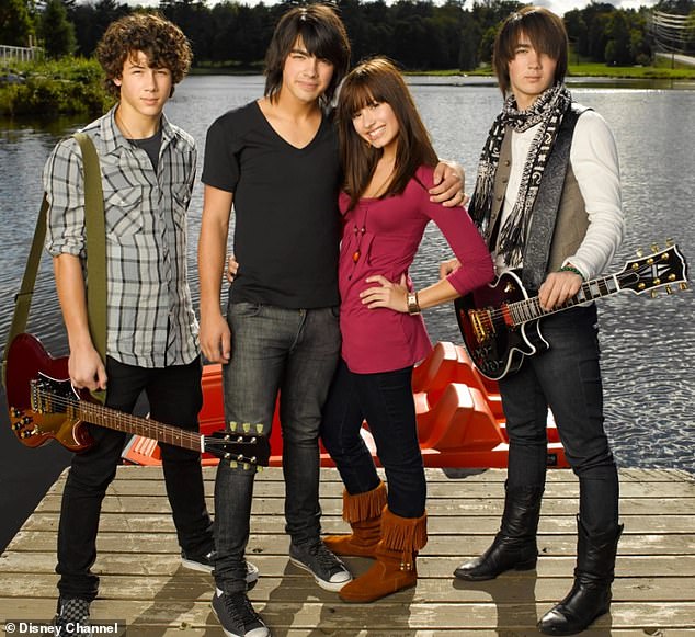 كانت تبلغ من العمر 15 عامًا عندما تم عرض Camp Rock لأول مرة على قناة ديزني، حيث قامت ببطولتها هي وأليسون ستونر إلى جانب Jonas Brothers؛ تم تصوير ديمي وJonas Brothers في صورة دعائية