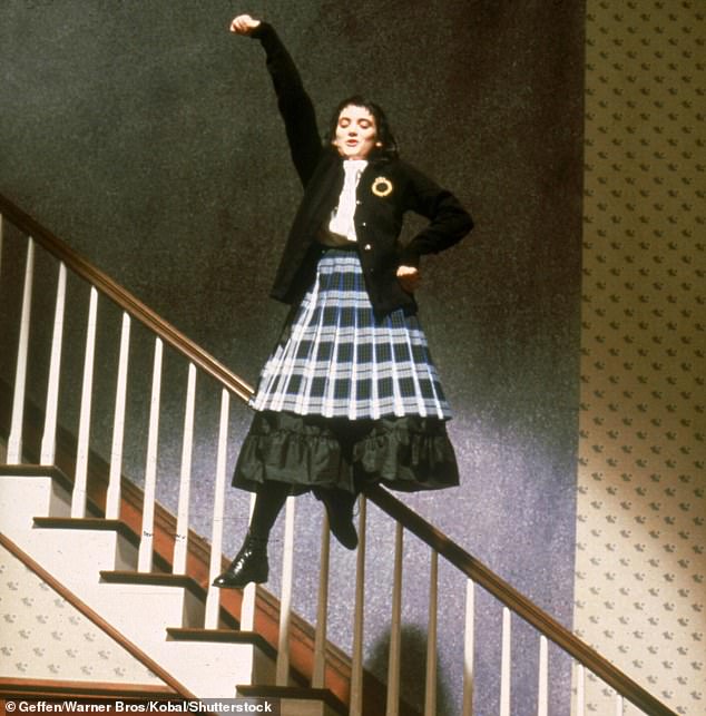 لعبت رايدر دور ليديا ديتز عندما كانت تبلغ من العمر 16 عامًا فقط بينما كانت تعتقد أن ذلك سيعزز شعبيتها في المدرسة ولكنه في الواقع فعل العكس