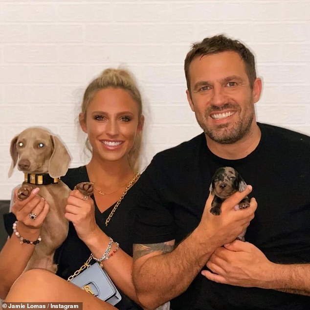 في يوليو من العام الماضي، كشف جيمي عن خطوبته على جيس بعد عامين من المواعدة. تم الإبلاغ لأول مرة عن أن الاثنين بدآ المواعدة في أغسطس من عام 2021 بعد لقائهما من خلال أصدقاء مشتركين.