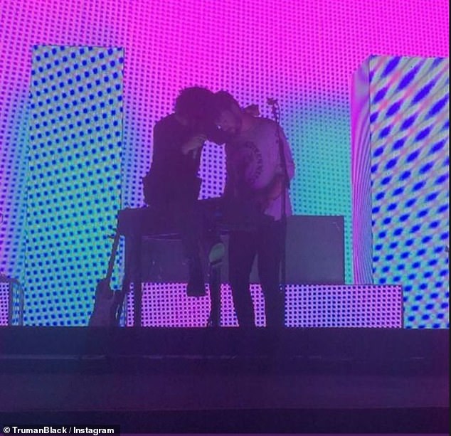 نشر ماتي عددًا من الصور القريبة والعاطفية مع زميله في الفرقة، مما يُظهر مرة أخرى معارضته لقوانين ماليزيا