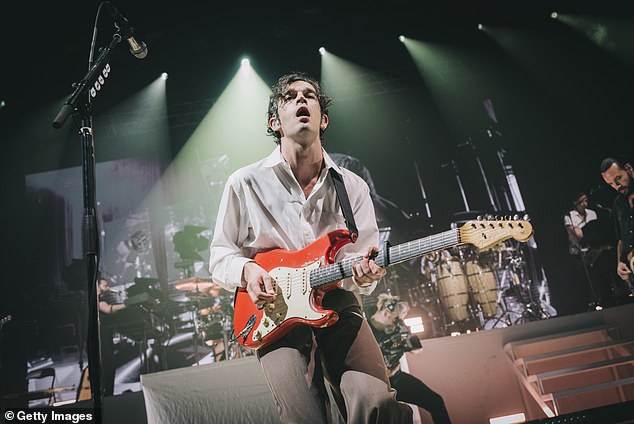 وزعمت هيئة الخدمات المالية أن لغة ماتي المسيئة، وإتلاف المعدات، وسلوكه غير اللائق على المسرح، تسببت في إلغاء الحدث.