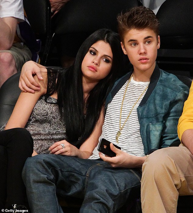 تحدثت عن شعورها بالحزن في ذلك الوقت ردًا على لقطات قديمة لها نُشرت على وسائل التواصل الاجتماعي تُظهرها وهي تلتقط الصور وتتظاهر مع أحد المعجبين؛ شوهدت في عام 2012