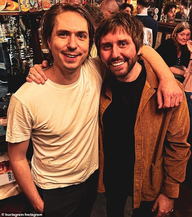 في ديسمبر الماضي، أثار النجمان جيمس وجو جنون المعجبين عندما اجتمعا مرة أخرى لقضاء ليلة خارج المنزل، بعد أكثر من عقد من انتهاء العرض