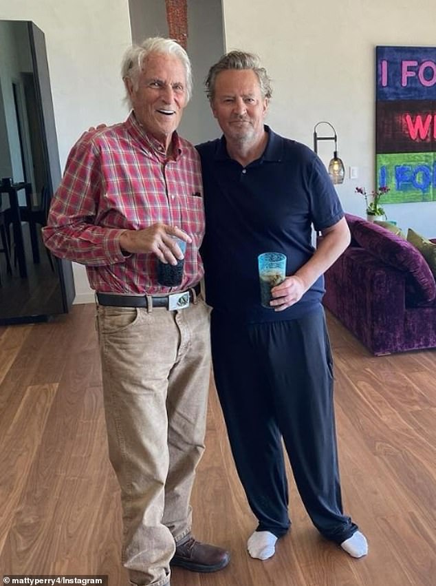 قبل أيام قليلة من وفاته، نشر ماثيو صورة نادرة له وهو يتسكع مع والده جون بيري على إنستغرام.