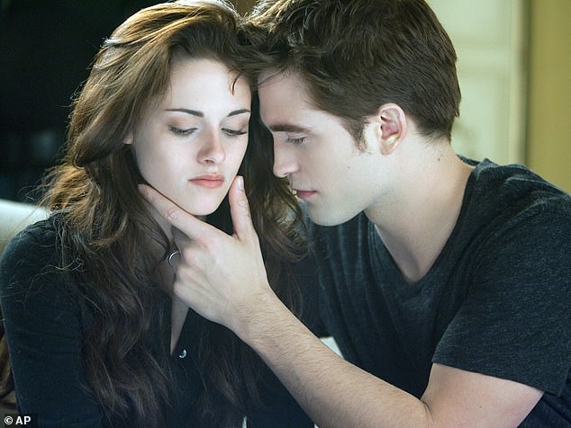 أصبح باتينسون نجمًا عالميًا في فيلم Twilight لعام 2008، والذي تضمن أغنية لفرقة Paramore بعنوان Decode؛ كما ظهر في الفيلم الرابع من سلسلة Twilight Saga مع كريستين ستيوارت في عام 2012