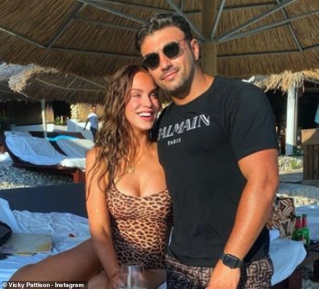 بدأت قصة حب فيكي الشخصية في عام 2019 عندما تعرفت على نجم TOWIE إركان من خلال صديق مشترك.