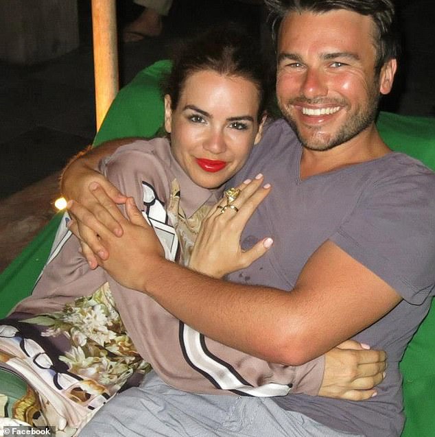 انتشرت شائعات في وقت سابق من هذا العام تفيد بأن شامبيون انفصل عن زوجته كيت (يسار) بعد عودتهما إلى سيدني بعد إقامة لمدة عام في باريس مع طفليهما.